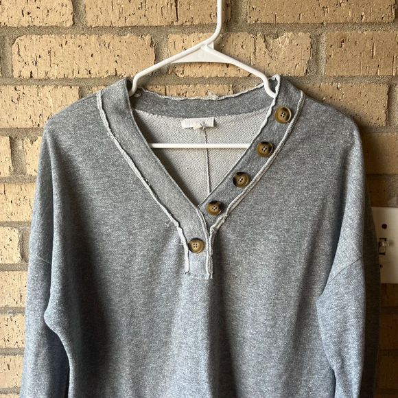La Miel Women’s V-Neck Button Detail Size Small Shirt Gray Long Sleeve Casual - Picture 4 of 10